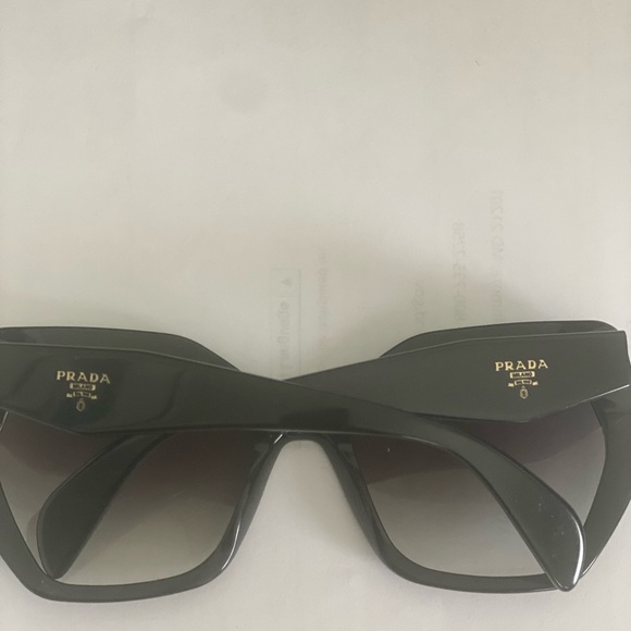 Prada sunglasses - Picture 4 of 9